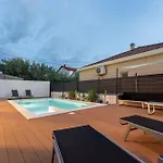 Apartamento Bernie With A Pool