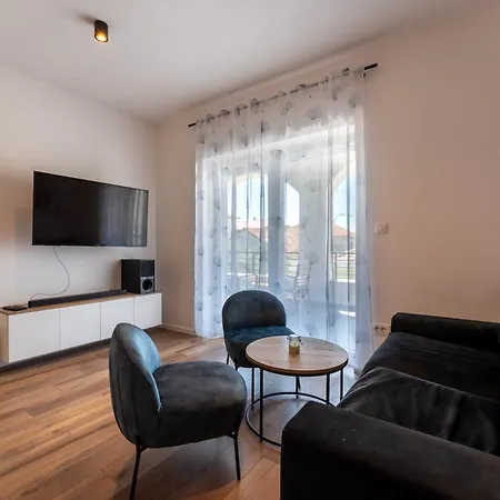 Bernie With A Pool דירה *