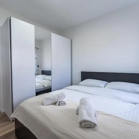 Apartament Bernie With A Pool