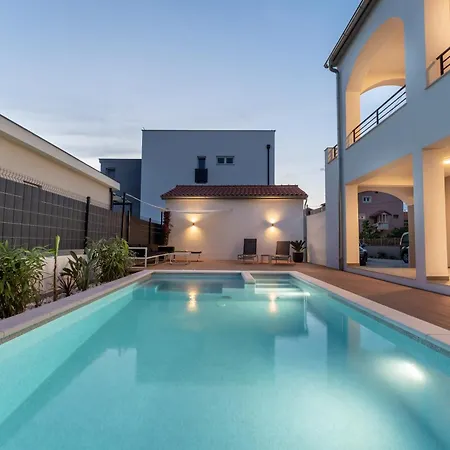 Apartment Bernie With A Pool *