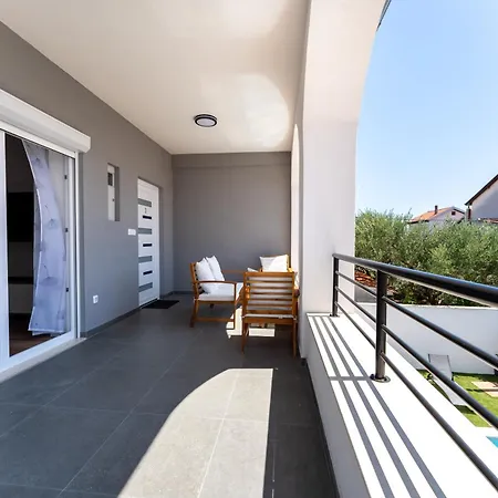 Bernie With A Pool 자다르