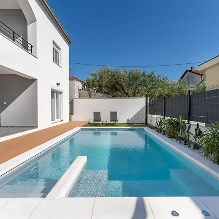 Apartament Bernie With A Pool