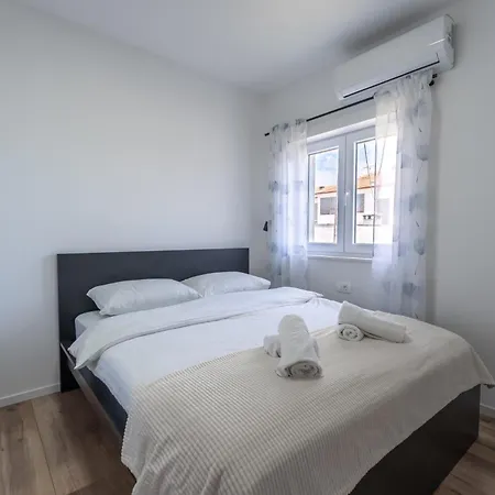Bernie With A Pool Apartament *