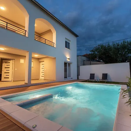 Bernie With A Pool Apartament *