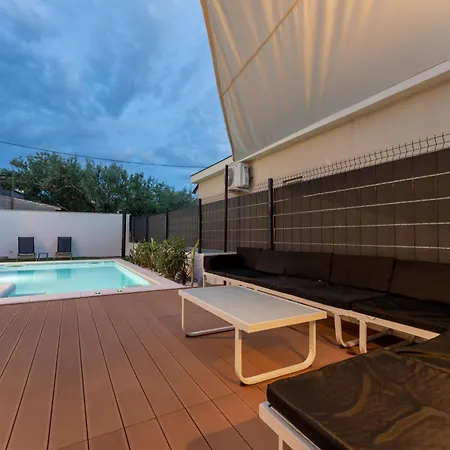 Apartment Bernie With A Pool Zadar
