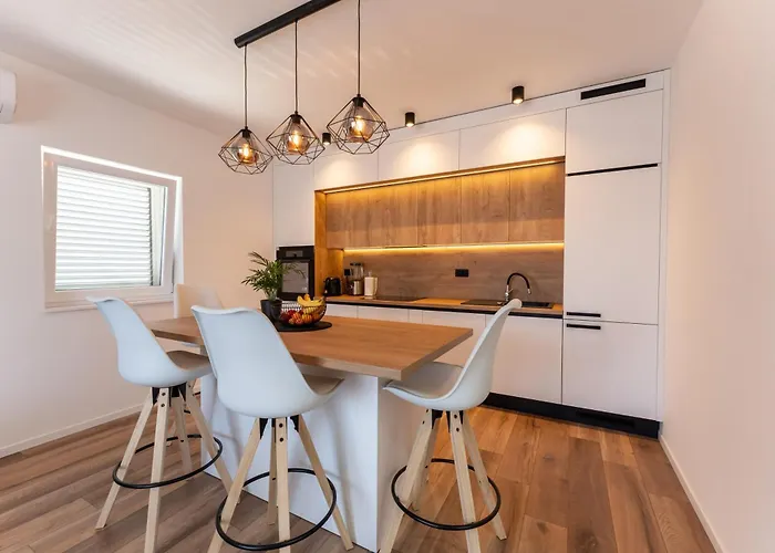 Bernie With A Pool דירה זאדאר